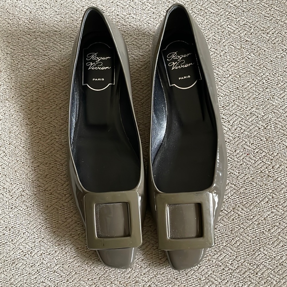 Roger Vivier buckled patient leather shoes.